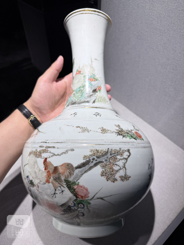清晚期 浅绛彩大吉图赏瓶 - 图3
